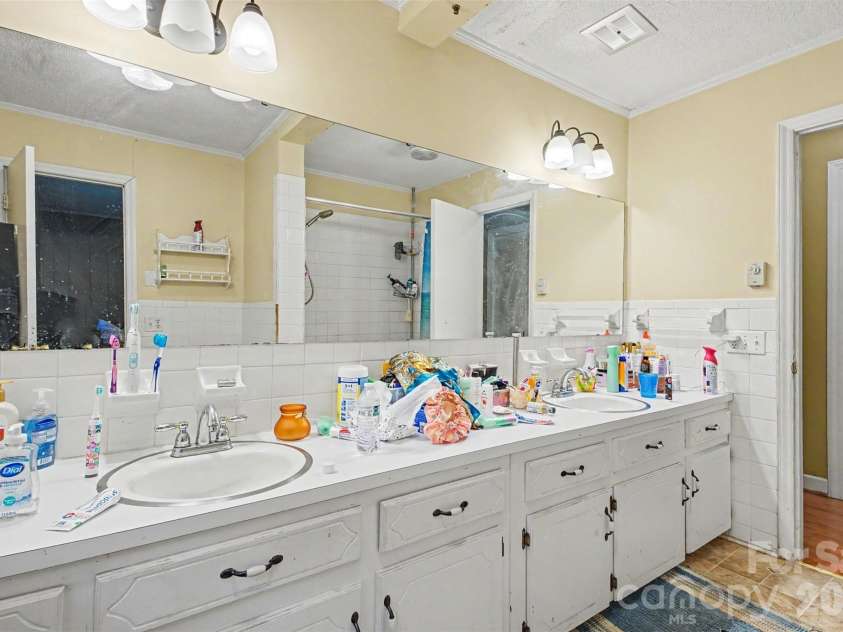 124 Riley Road, Dallas, NC 28034.  MLS# CAR4391450, YatesRealty ID 34962. 