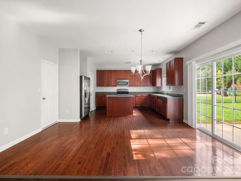 9607 Seamill Road, Charlotte, NC 28278.  MLS# CAR4293362, YatesRealty ID 34966. Dining Area