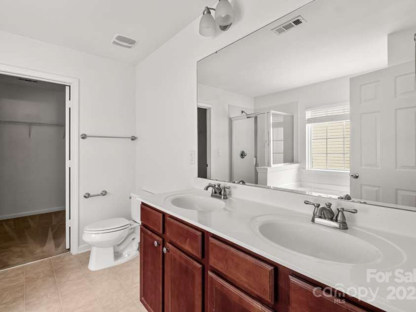 9607 Seamill Road, Charlotte, NC 28278.  MLS# CAR4293362, YatesRealty ID 34966. Dual Vanity