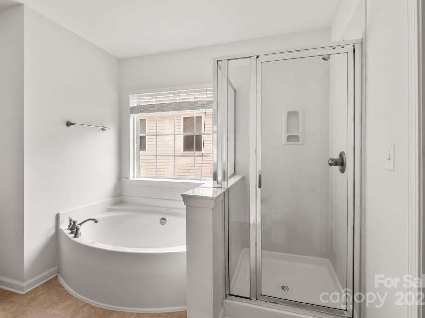 9607 Seamill Road, Charlotte, NC 28278.  MLS# CAR4293362, YatesRealty ID 34966. Ensuite Bathroom