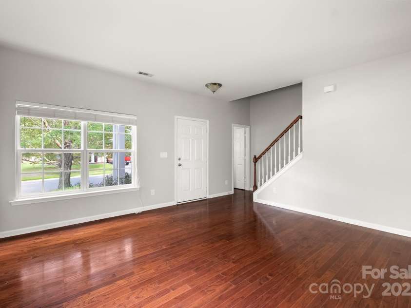 9607 Seamill Road, Charlotte, NC 28278.  MLS# CAR4293362, YatesRealty ID 34966. Versatile Living Room