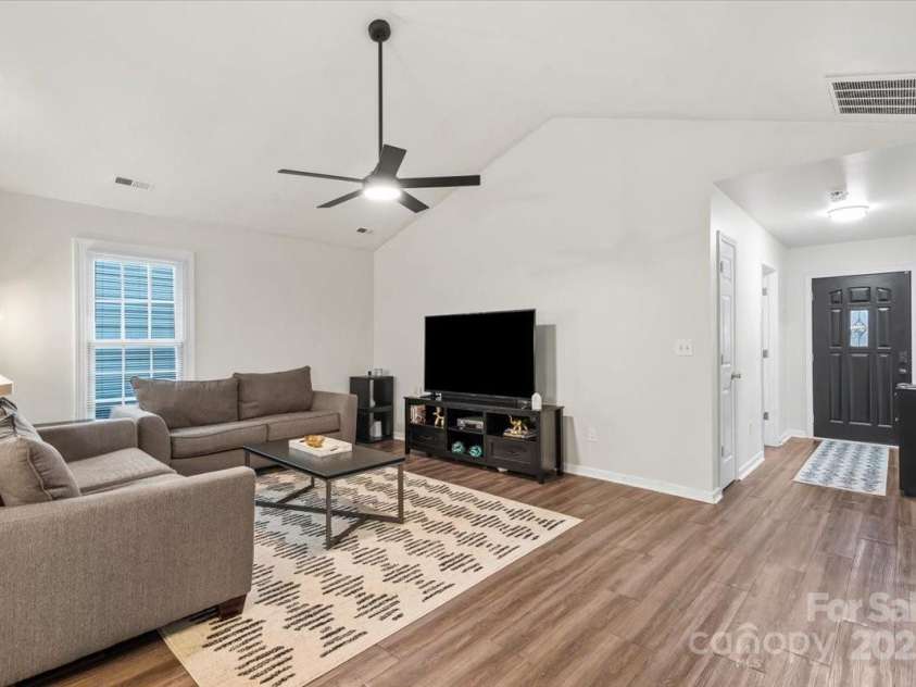 1331 Braveheart Lane, Charlotte, NC 28216.  MLS# CAR4287278, YatesRealty ID 34967. 