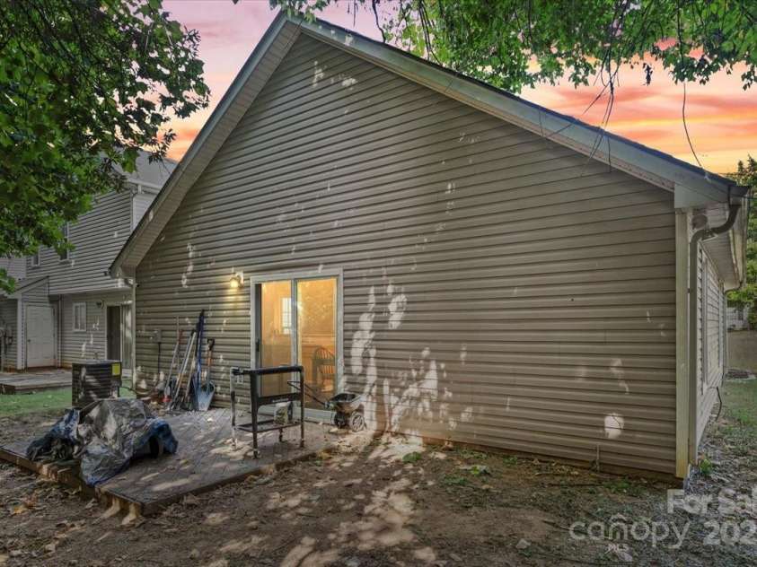 1331 Braveheart Lane, Charlotte, NC 28216.  MLS# CAR4287278, YatesRealty ID 34967. 