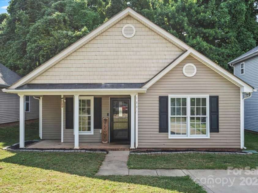 1331 Braveheart Lane, Charlotte, NC 28216.  MLS# CAR4287278, YatesRealty ID 34967. Welcome Home