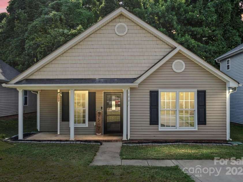 1331 Braveheart Lane, Charlotte, NC 28216.  MLS# CAR4287278, YatesRealty ID 34967. Welcome Home