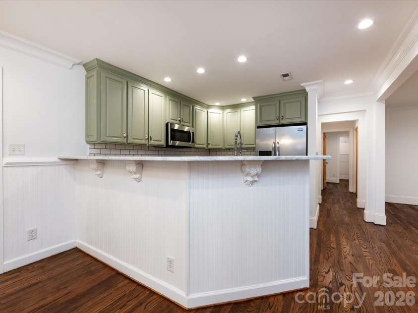 3109 Forest Lawn Drive, Matthews, NC 28104.  MLS# CAR4353965, YatesRealty ID 3497. Breakfast bar