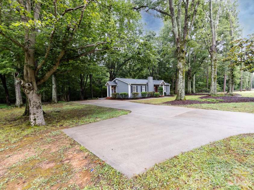 3109 Forest Lawn Drive, Matthews, NC 28104.  MLS# CAR4353965, YatesRealty ID 3497. Elongated driveway with additional parking pad