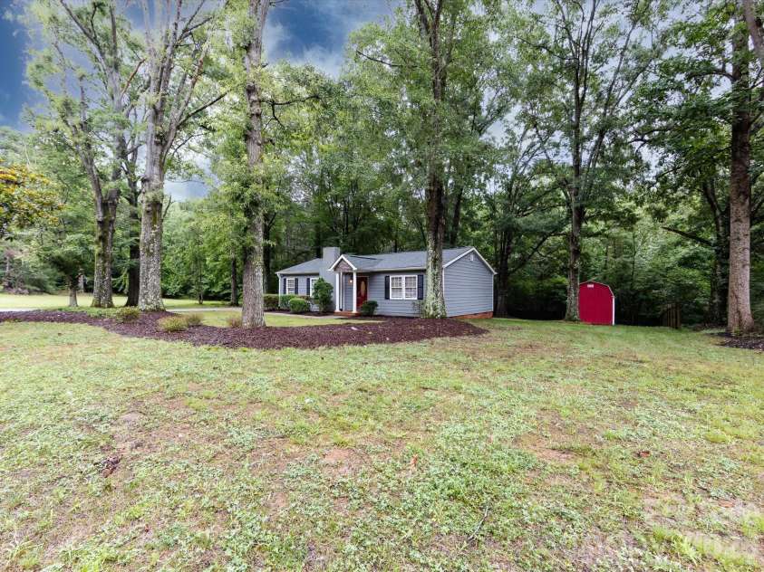 3109 Forest Lawn Drive, Matthews, NC 28104.  MLS# CAR4353965, YatesRealty ID 3497. Extensive front yard