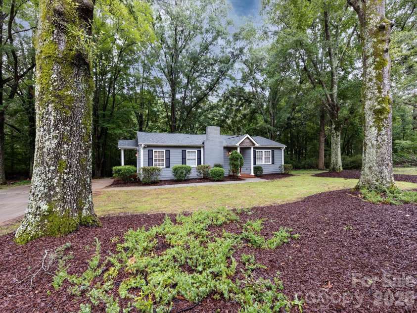 3109 Forest Lawn Drive, Matthews, NC 28104.  MLS# CAR4353965, YatesRealty ID 3497. Nestled on just over 5 acres