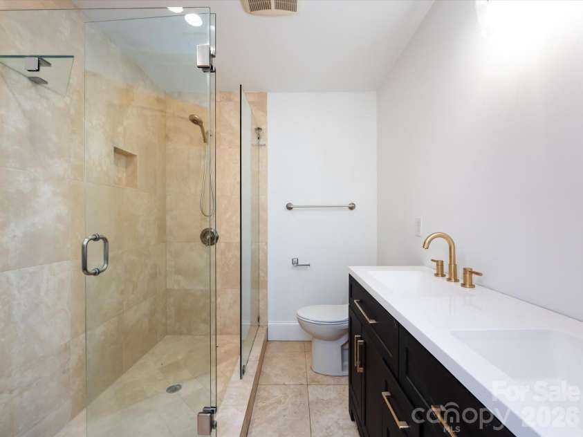 3109 Forest Lawn Drive, Matthews, NC 28104.  MLS# CAR4353965, YatesRealty ID 3497. Primary bath