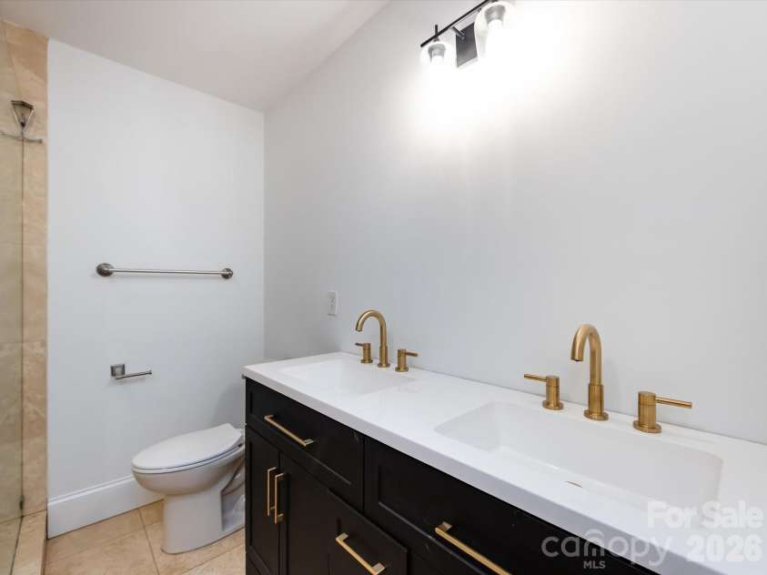 3109 Forest Lawn Drive, Matthews, NC 28104.  MLS# CAR4353965, YatesRealty ID 3497. Primary bath