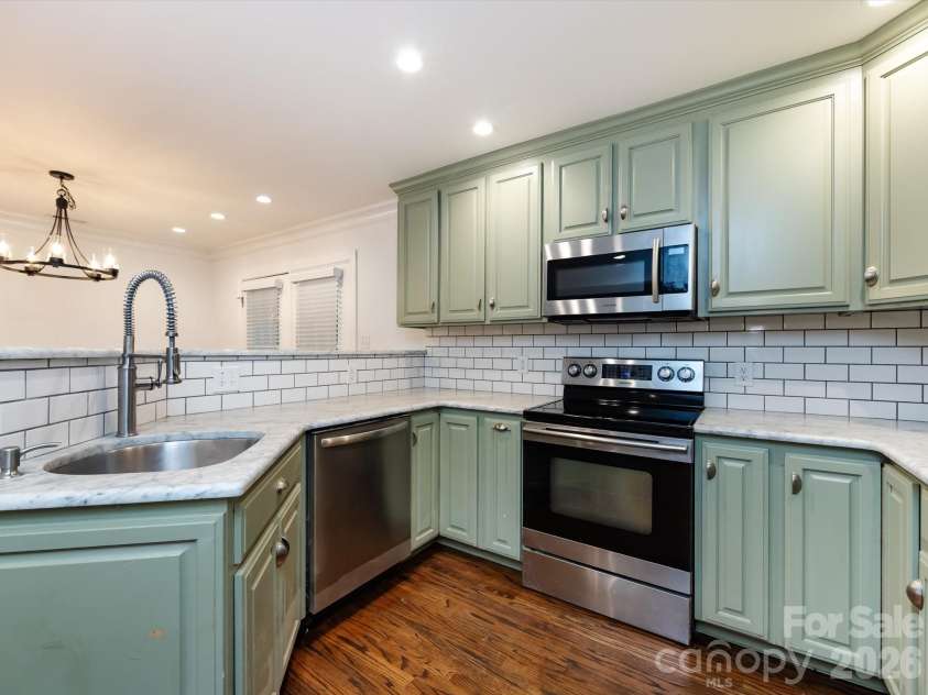 3109 Forest Lawn Drive, Matthews, NC 28104.  MLS# CAR4353965, YatesRealty ID 3497. Updated kitchen