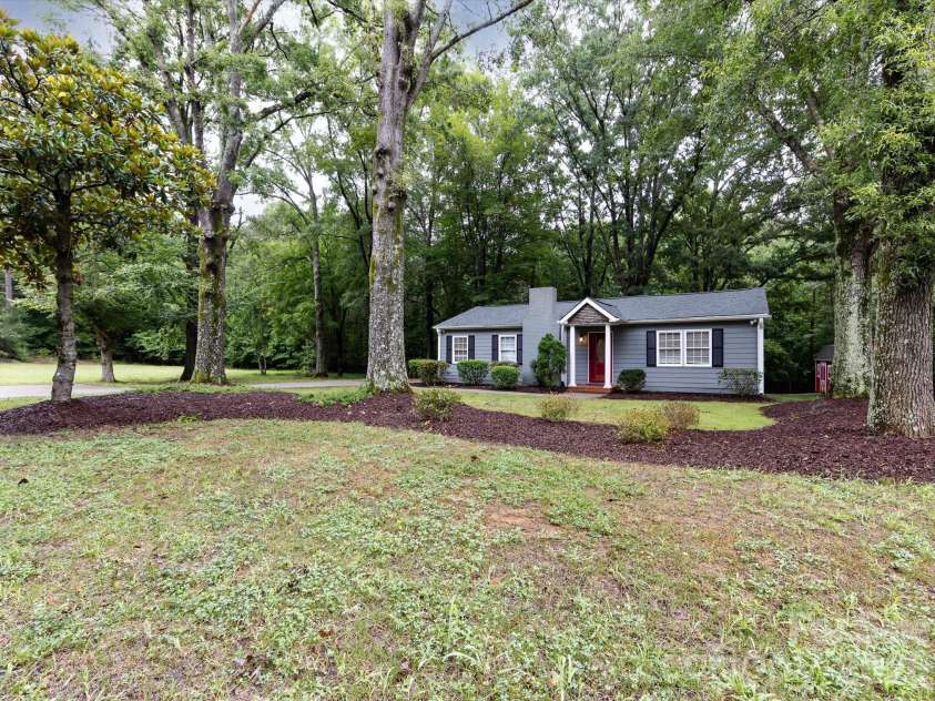 3109 Forest Lawn Drive, Matthews, NC 28104.  MLS# CAR4353965, YatesRealty ID 3497. Welcome Home!
