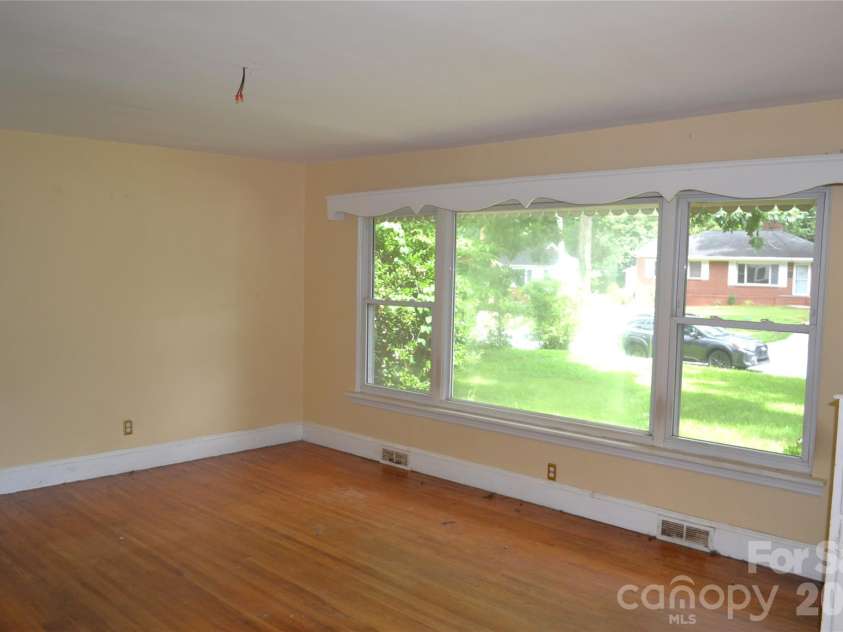 827 Mohigan Street, Charlotte, NC 28205.  MLS# CAR4395813, YatesRealty ID 34972. 