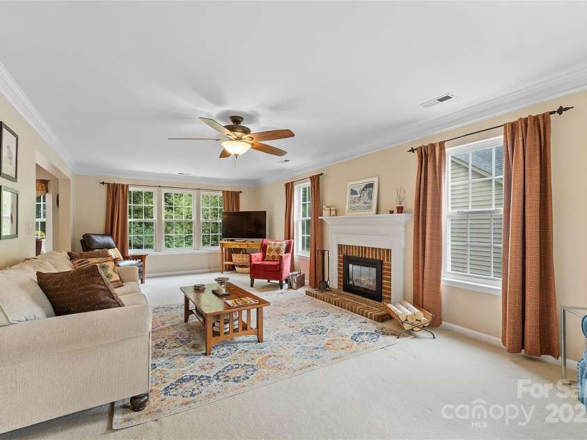 3121 Spring Fancy Lane, Indian Trail, NC 28079.  MLS# CAR4289656, YatesRealty ID 34973. Lots of natural light in this huge family room