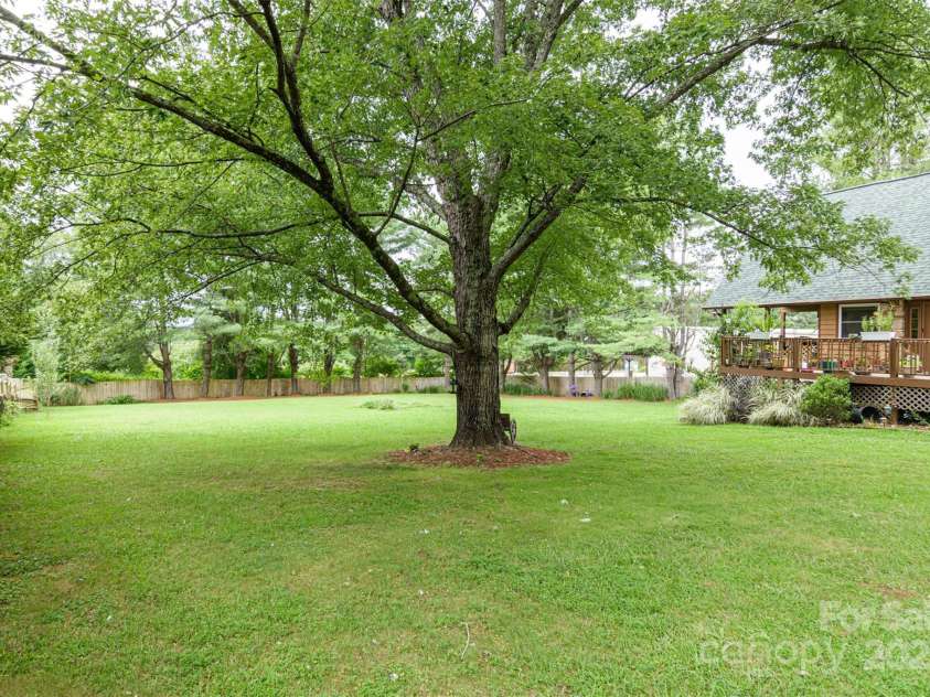 425 Bird Haven Road, Hendersonville, NC 28792.  MLS# CAR4289559, YatesRealty ID 34975. 