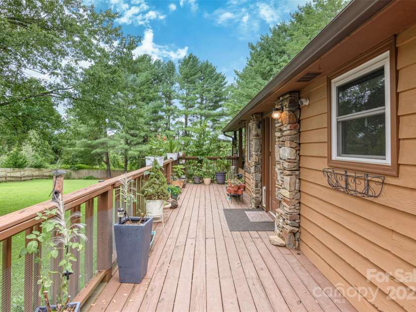 425 Bird Haven Road, Hendersonville, NC 28792.  MLS# CAR4289559, YatesRealty ID 34975. 