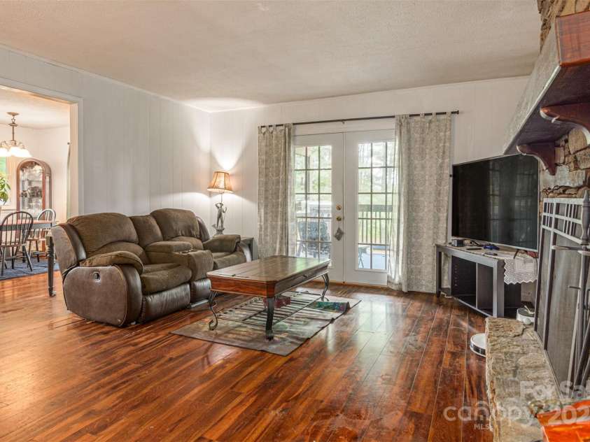 425 Bird Haven Road, Hendersonville, NC 28792.  MLS# CAR4289559, YatesRealty ID 34975. 