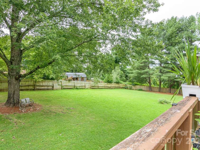 425 Bird Haven Road, Hendersonville, NC 28792.  MLS# CAR4289559, YatesRealty ID 34975. 