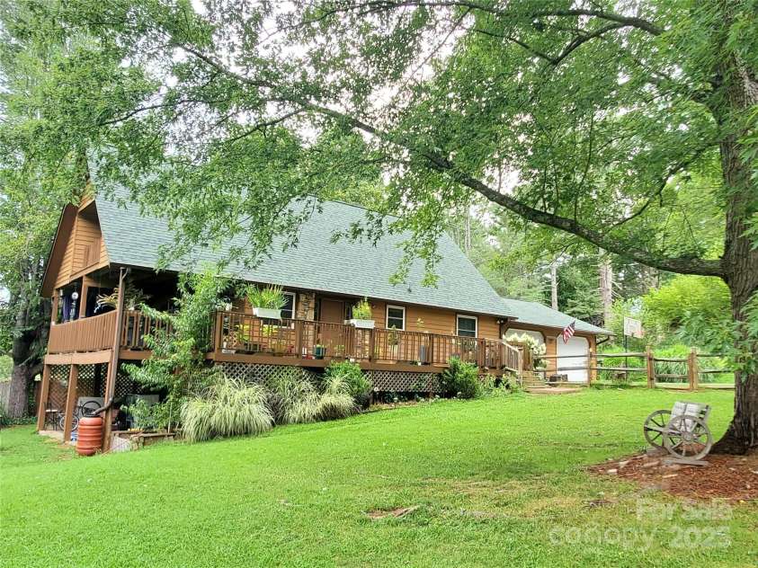 425 Bird Haven Road, Hendersonville, NC 28792.  MLS# CAR4289559, YatesRealty ID 34975. 
