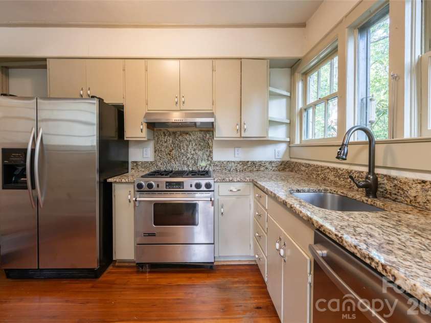 20 Buena Vista Road, Asheville, NC 28803.  MLS# CAR4395793, YatesRealty ID 34976. Kitchen