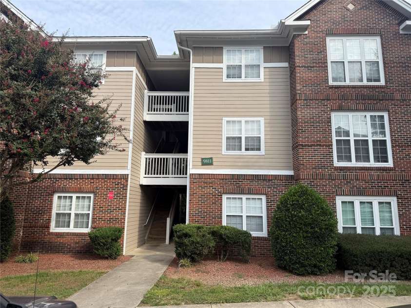 9811 Campus Walk Lane, Charlotte, NC 28262.  MLS# CAR4296016, YatesRealty ID 34976. 