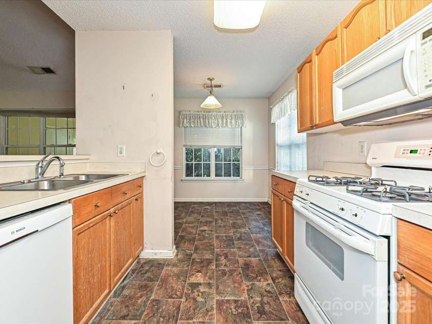 7523 Starvalley Drive, Charlotte, NC 28210.  MLS# CAR4257651, YatesRealty ID 34977. 
