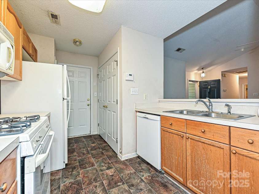 7523 Starvalley Drive, Charlotte, NC 28210.  MLS# CAR4257651, YatesRealty ID 34977. 