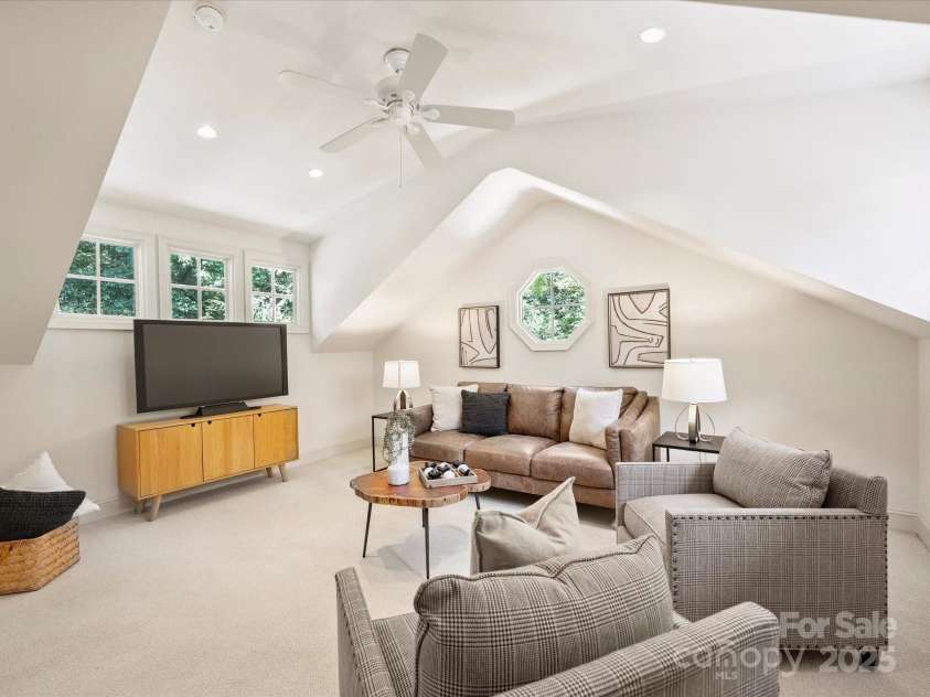 2048 Brandon Circle, Charlotte, NC 28211.  MLS# CAR4293493, YatesRealty ID 34978. Bonus Room