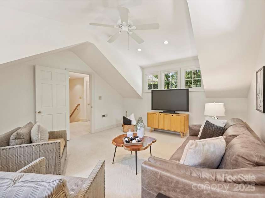 2048 Brandon Circle, Charlotte, NC 28211.  MLS# CAR4293493, YatesRealty ID 34978. Bonus Room