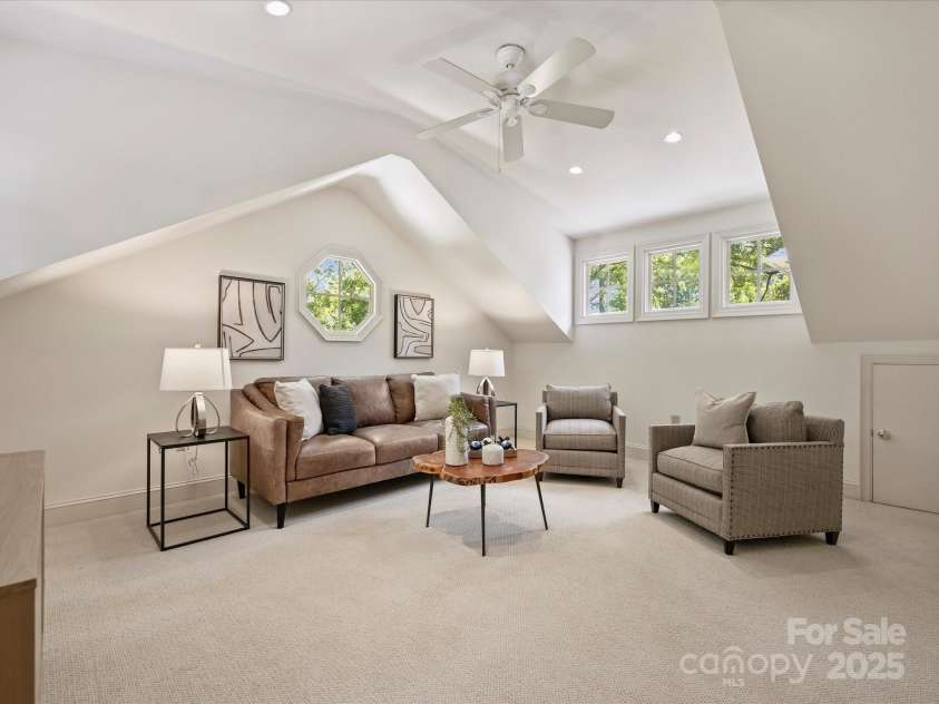 2048 Brandon Circle, Charlotte, NC 28211.  MLS# CAR4293493, YatesRealty ID 34978. Bonus Room