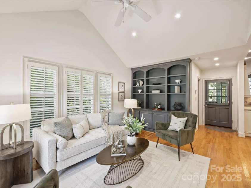 2048 Brandon Circle, Charlotte, NC 28211.  MLS# CAR4293493, YatesRealty ID 34978. Family Room