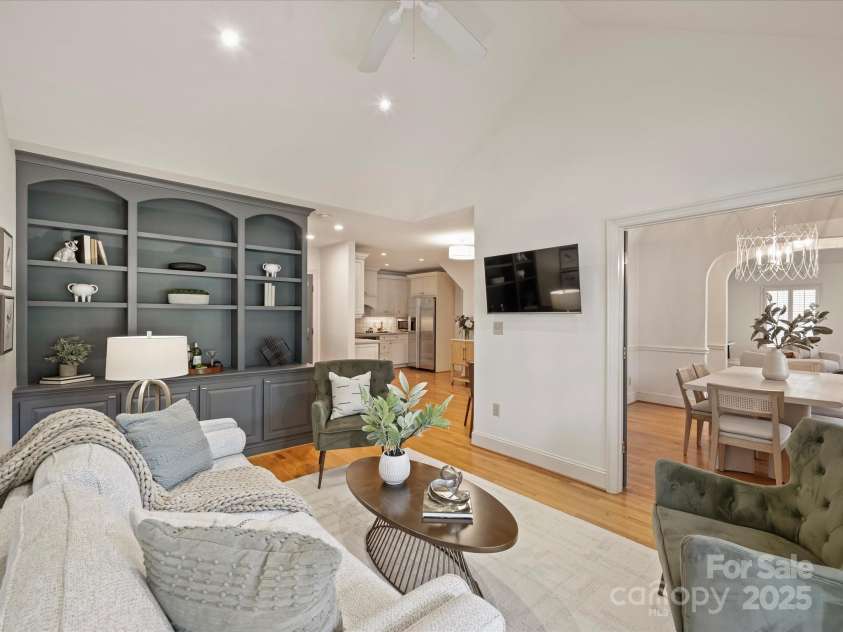 2048 Brandon Circle, Charlotte, NC 28211.  MLS# CAR4293493, YatesRealty ID 34978. Family Room