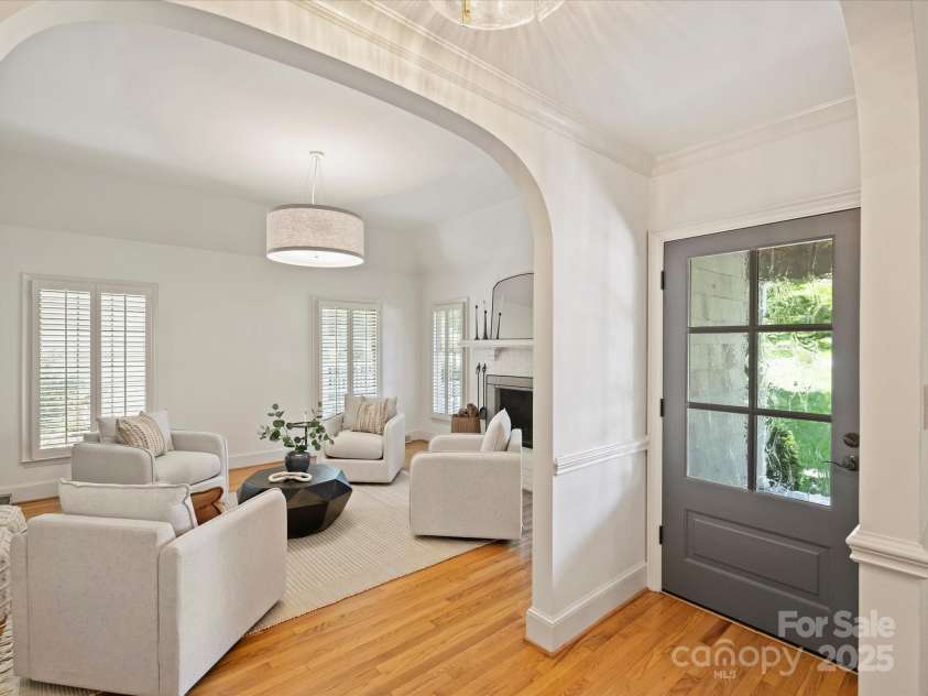 2048 Brandon Circle, Charlotte, NC 28211.  MLS# CAR4293493, YatesRealty ID 34978. Foyer
