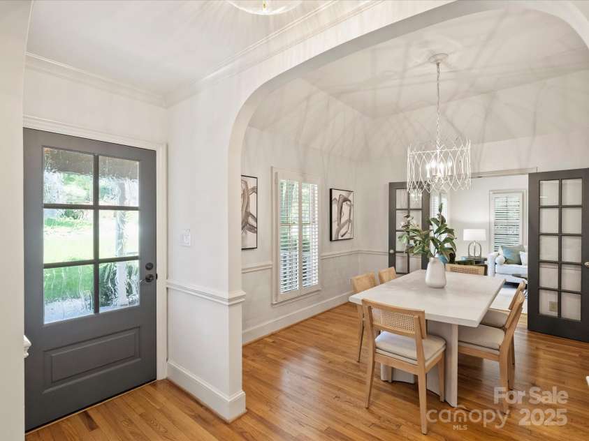 2048 Brandon Circle, Charlotte, NC 28211.  MLS# CAR4293493, YatesRealty ID 34978. Foyer