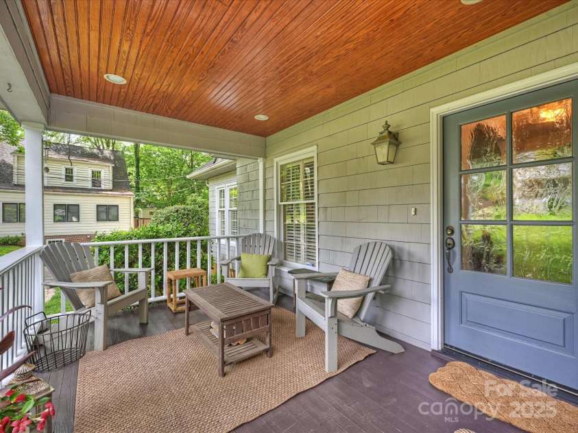 2048 Brandon Circle, Charlotte, NC 28211.  MLS# CAR4293493, YatesRealty ID 34978. Front Porch