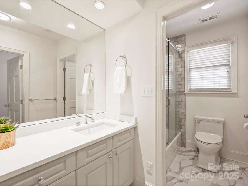 2048 Brandon Circle, Charlotte, NC 28211.  MLS# CAR4293493, YatesRealty ID 34978. Full Bath 3