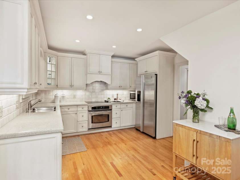 2048 Brandon Circle, Charlotte, NC 28211.  MLS# CAR4293493, YatesRealty ID 34978. Kitchen