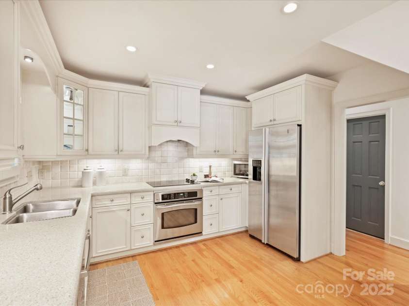 2048 Brandon Circle, Charlotte, NC 28211.  MLS# CAR4293493, YatesRealty ID 34978. Kitchen