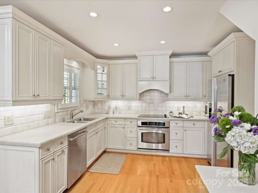 2048 Brandon Circle, Charlotte, NC 28211.  MLS# CAR4293493, YatesRealty ID 34978. Kitchen