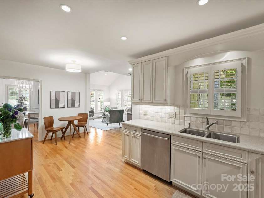 2048 Brandon Circle, Charlotte, NC 28211.  MLS# CAR4293493, YatesRealty ID 34978. Kitchen