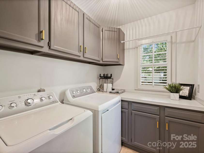 2048 Brandon Circle, Charlotte, NC 28211.  MLS# CAR4293493, YatesRealty ID 34978. Laundry Room