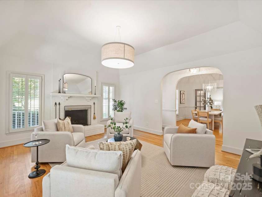 2048 Brandon Circle, Charlotte, NC 28211.  MLS# CAR4293493, YatesRealty ID 34978. Living Room