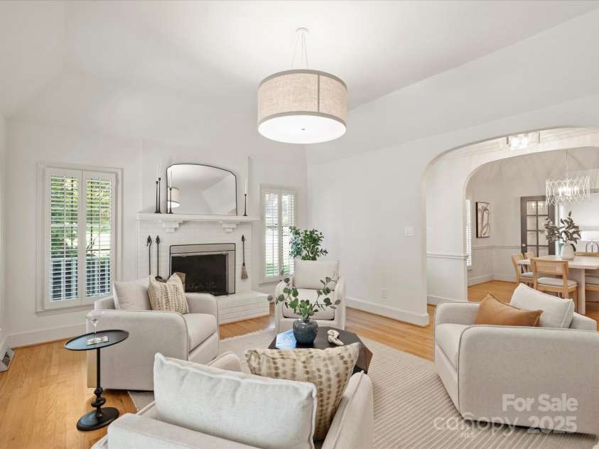 2048 Brandon Circle, Charlotte, NC 28211.  MLS# CAR4293493, YatesRealty ID 34978. Living Room