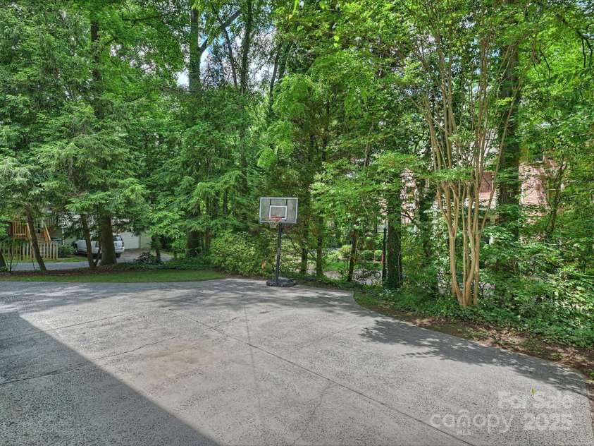 2048 Brandon Circle, Charlotte, NC 28211.  MLS# CAR4293493, YatesRealty ID 34978. Parking