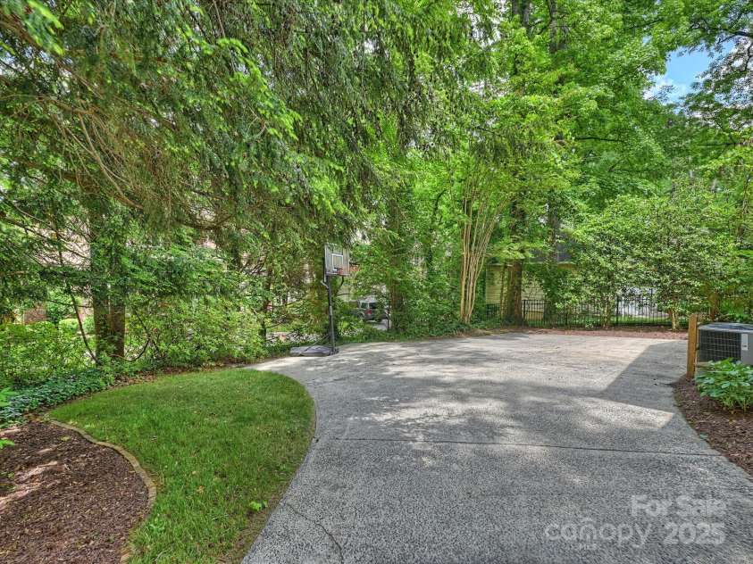 2048 Brandon Circle, Charlotte, NC 28211.  MLS# CAR4293493, YatesRealty ID 34978. Parking