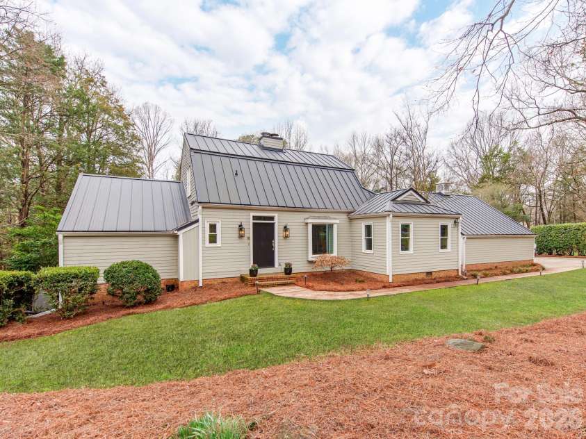 5361 Five Knolls Drive, Charlotte, NC 28226.  MLS# CAR4352496, YatesRealty ID 3498. Welcome Home!