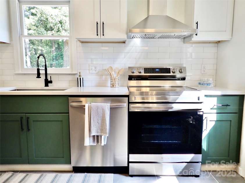 3921 Lake Road, Charlotte, NC 28269.  MLS# CAR4272697, YatesRealty ID 34981. All new stainless steel appliances
