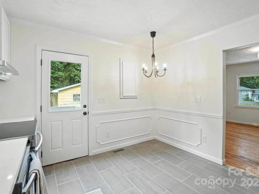 3921 Lake Road, Charlotte, NC 28269.  MLS# CAR4272697, YatesRealty ID 34981. Eat in kitchen