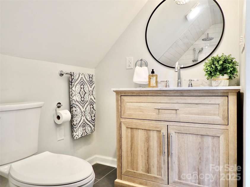 3921 Lake Road, Charlotte, NC 28269.  MLS# CAR4272697, YatesRealty ID 34981. Full bath in upstairs primary bedroom